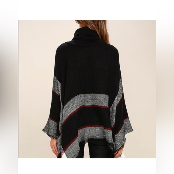 ❤️Beautiful Lulus Plaid Cape Poncho Cherry Red, Grey, Black 🍒🥀🖤 - Picture 3 of 4